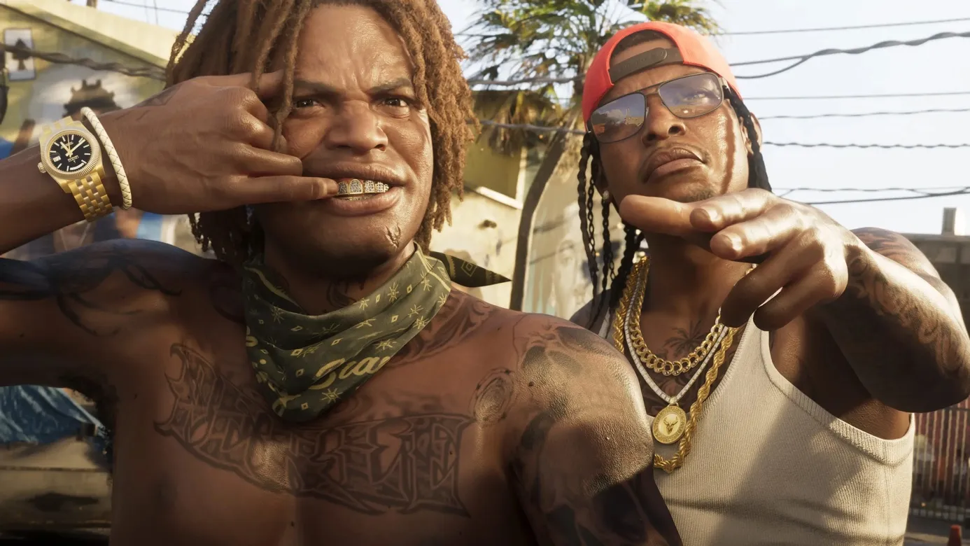 Gros plan sur deux personnages tatoués de Vice City, chaînes en or sous le soleil — GTA 6